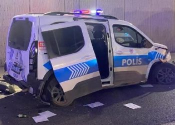 Maltepe’de hafriyat kamyonu polis aracına çarptı: 2 polis yaralı