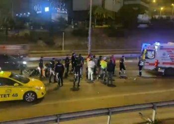 Maltepe’de motosiklet ticari taksiye çarptı: 1 ağır yaralı