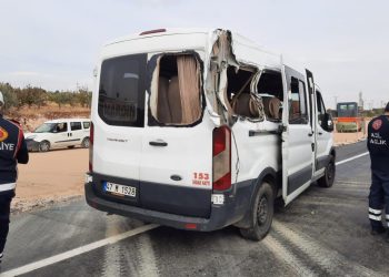 Mardin’de yolcu minibüsü ile kamyon çarpıştı: 1’i ağır 5 yaralı