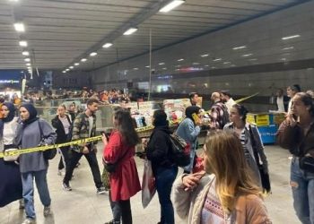 Mecidiyeköy metrobüs durağında kuşkulu paket alarmı