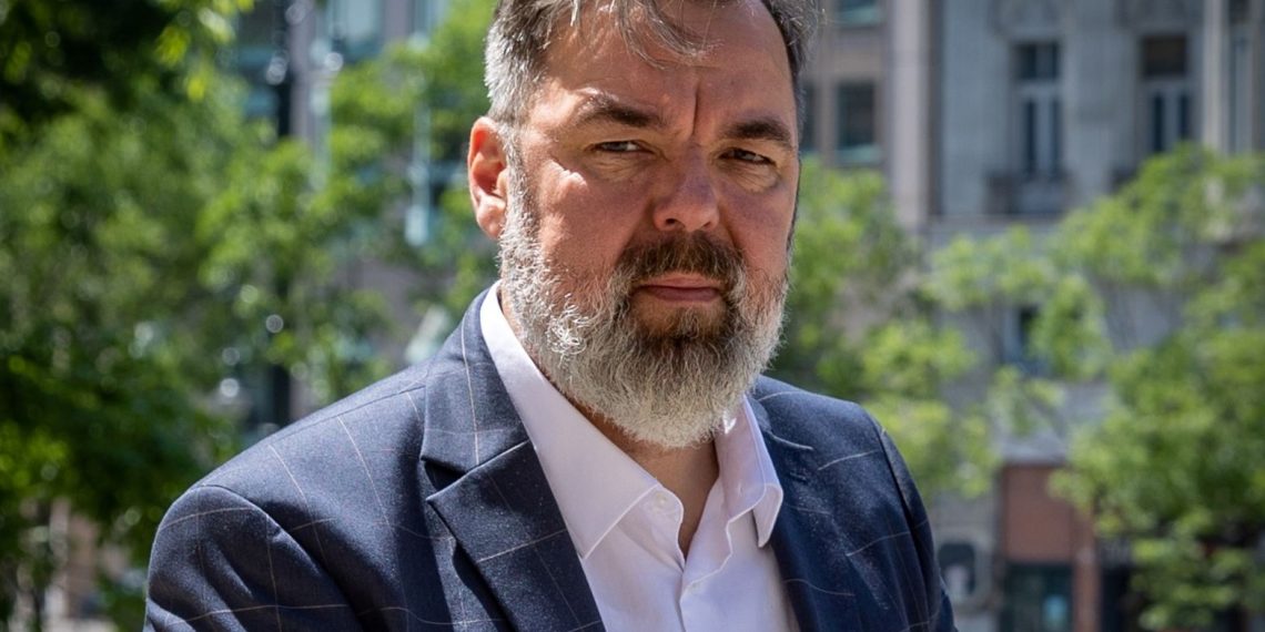 Müze Müdürü, LGBTİ içerikli stantta yasaya uymadığı için misyondan alındı