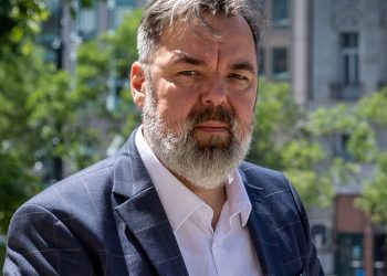 Müze Müdürü, LGBTİ içerikli stantta yasaya uymadığı için misyondan alındı