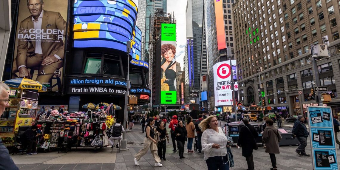 Müzeyyen Senar New York’taki Times Meydanı’nda