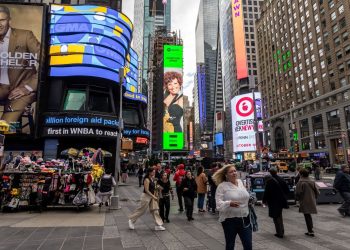 Müzeyyen Senar New York’taki Times Meydanı’nda