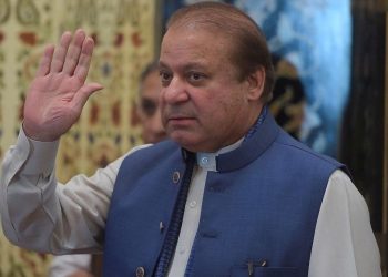 Navaz Şerif’in Pakistan’a dönüşü için mahzur kalmadı