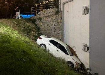 Navigasyonun gösterdiği orta yola giren araç boşluğa düştü: 1 yaralı