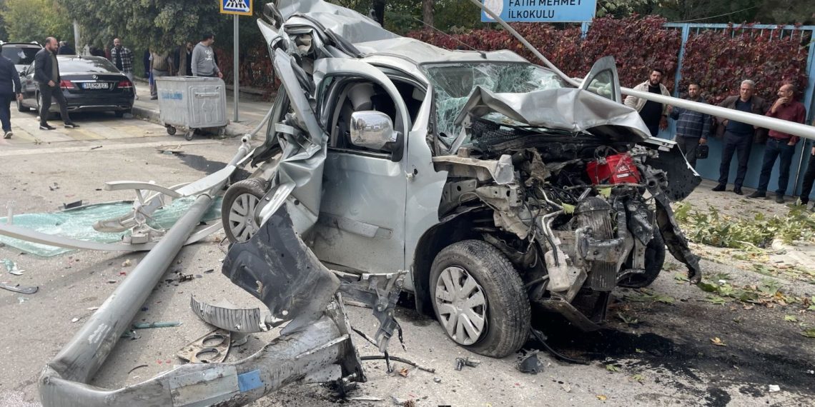 Öğrencileri taşıyan midibüsün freni patladı: 1 meyyit, 20 yaralı