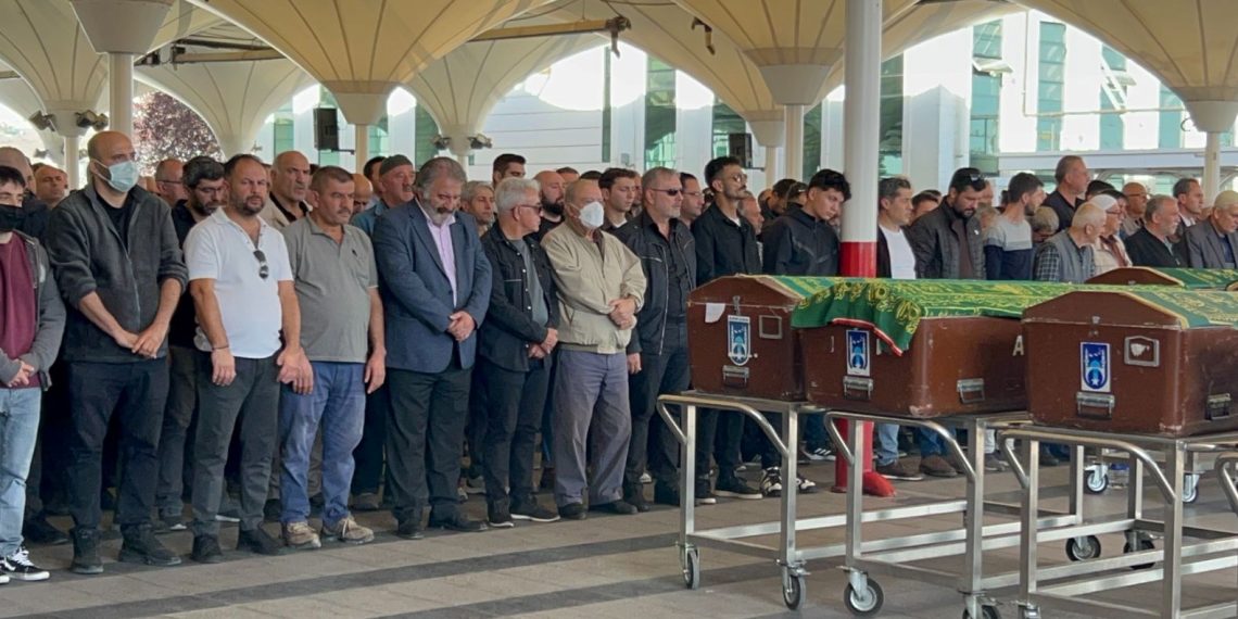 Öldürdüğü ağabeyiyle yan yana defnedildi