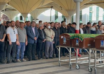 Öldürdüğü ağabeyiyle yan yana defnedildi