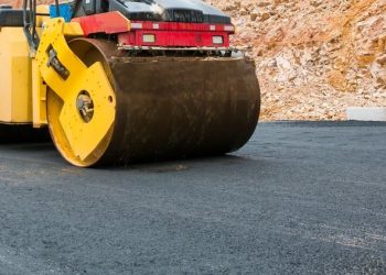 Operatör kullandığı makinenin altında can verdi