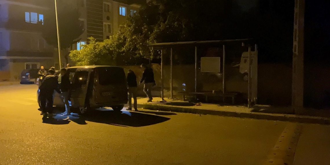 Otobüs durağında oturanlara ateş açıldı: 3 yaralı