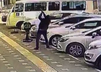 Park halindeki araçlara baltayla saldırdı