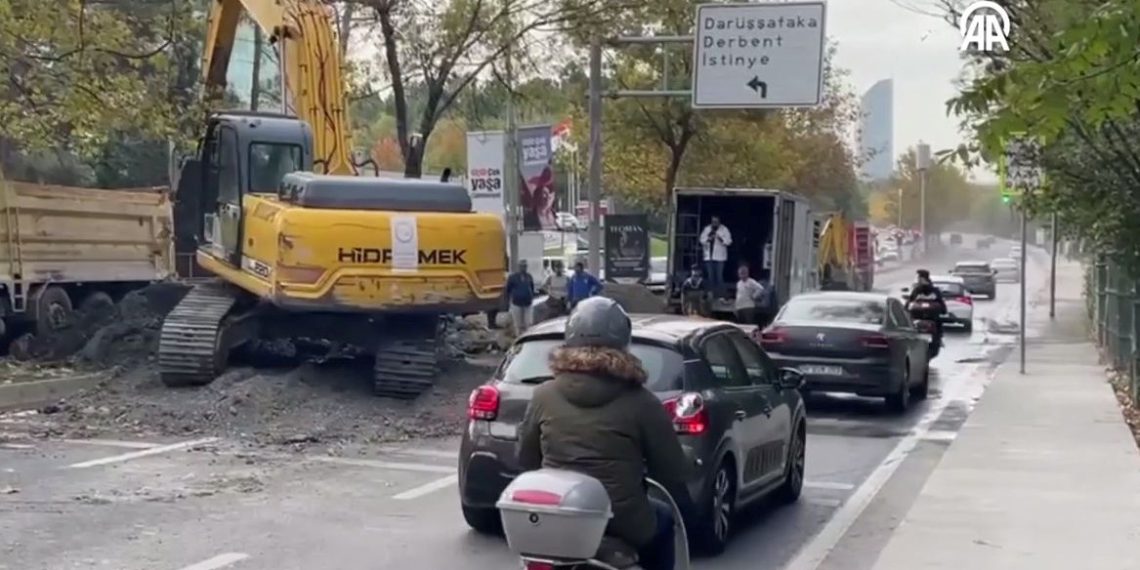 Patlayan su borusu Sarıyer’i kilitledi