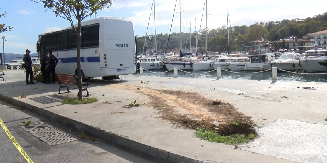 Polis aracı denize düşmekten son anda kurtuldu