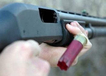 Pompalı tüfekle oynarken arkadaşını öldürdü