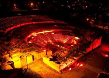 Prusias isim Hypium Antik Kenti lösemiye dikkati çekmek için turuncu ışıkla aydınlatıldı