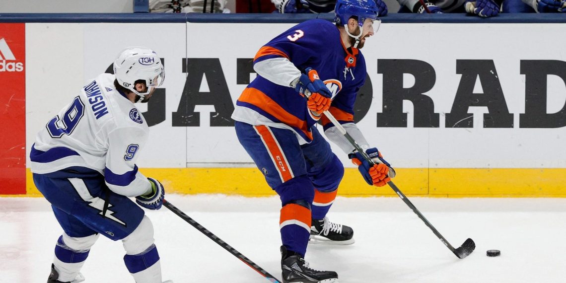 Rakibinin pateni boynunu kesti: Buz hokeyi oyuncusu hayatını yitirdi