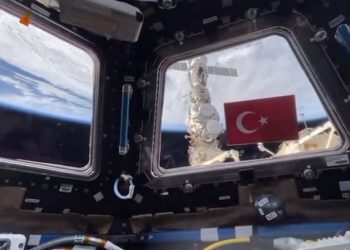 Rus kozmonottan uzayda Türk bayraklı 100. yıl kutlaması