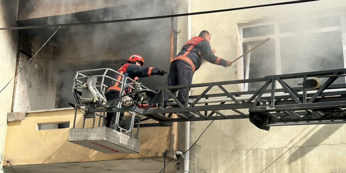 Sakarya’da üç katlı binada yangın
