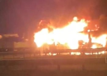 Seyir halindeki yolcu otobüsü alev alev yandı