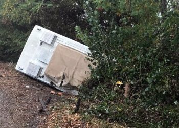 Sinop’ta personelleri taşıyan minibüs devrildi: 13 yaralı