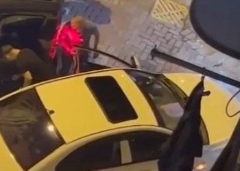 Şoförüyle tartıştığı aracın lastiklerini patlattı