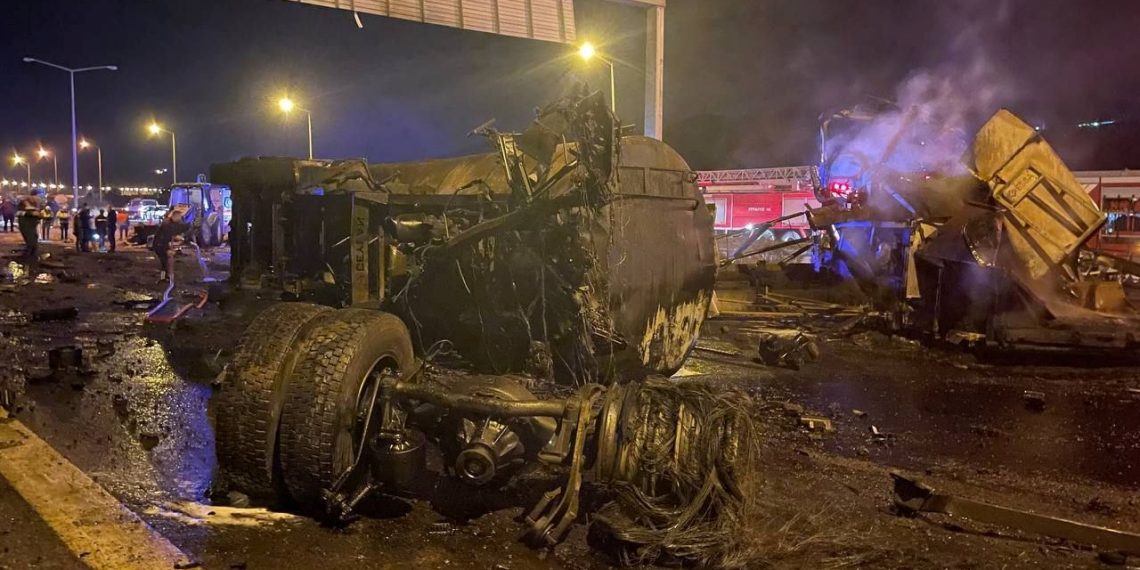 TAG Otoyolu’nda feci kaza | TIR, 3 araca çarptı: 3 kişi öldü