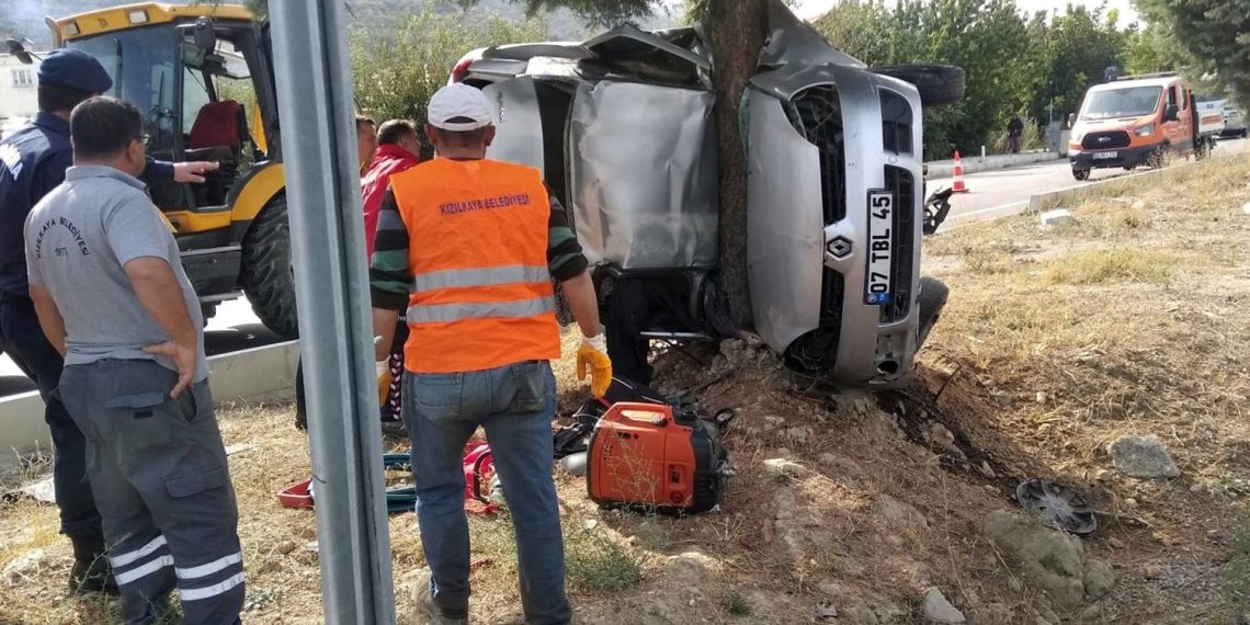 Taklalar atıp ağaca çarpan araçtaki baba ile oğlu öldü