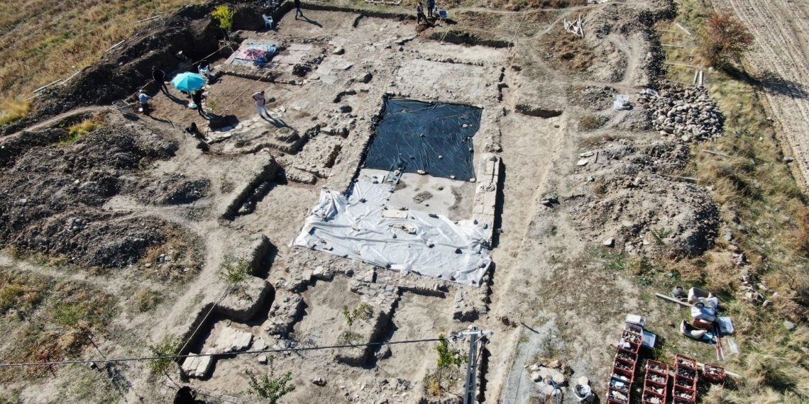 Tarlada 84 metrekarelik alanda keşif: Evvel Roma devrine ilişkin mozaik, akabinde duvarlar ortaya çıktı