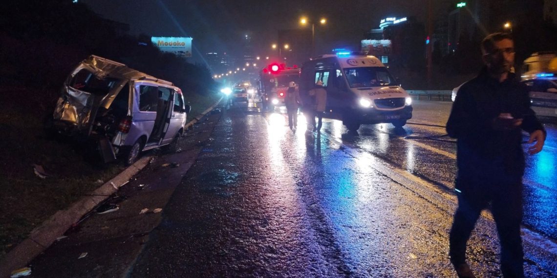 TEM Otoyolu’nda İETT otobüsü park halindeki minibüse çarptı