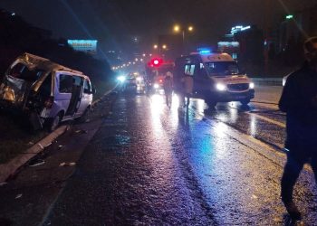 TEM Otoyolu’nda İETT otobüsü park halindeki minibüse çarptı