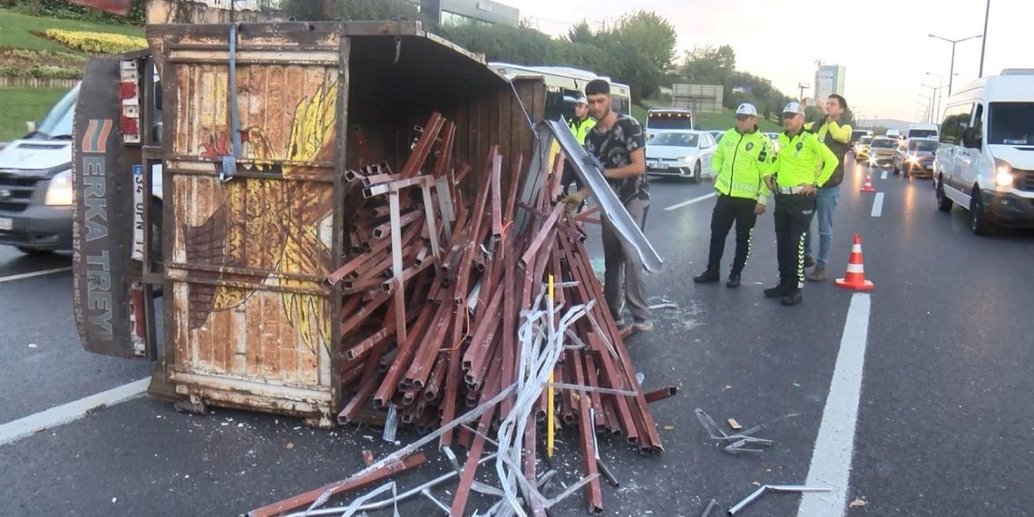 TEM’de devrilen kamyonet trafiği aksattı: Yoğunluk yüzde 70’i geçti