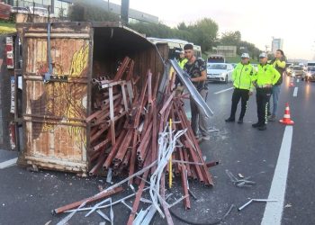 TEM’de devrilen kamyonet trafiği aksattı: Yoğunluk yüzde 70’i geçti