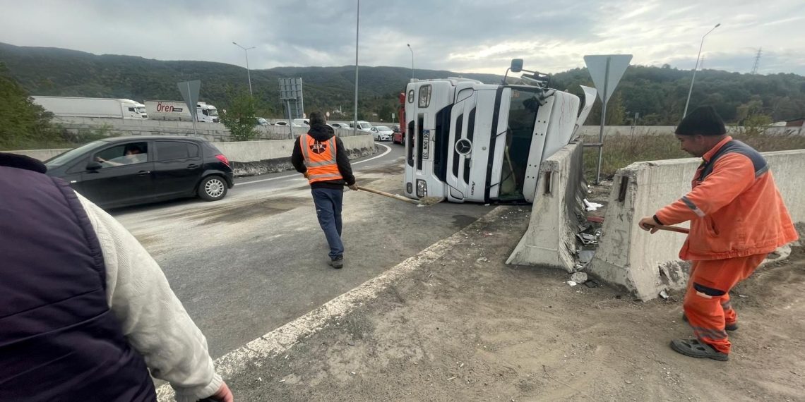 TEM’de TIR devrilince uzun araç kuyrukları oluştu