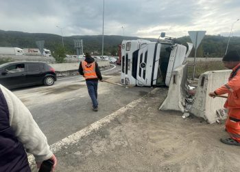 TEM’de TIR devrilince uzun araç kuyrukları oluştu