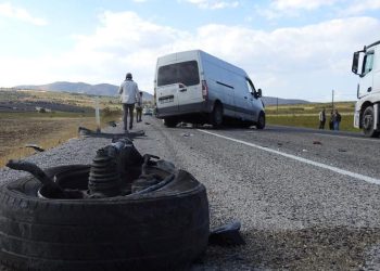 TIR ile minibüs baş başa çarpıştı