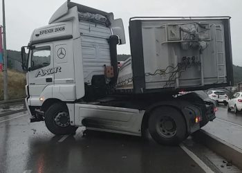 TIR refüjde asılı kalınca yol trafiğe kapatıldı