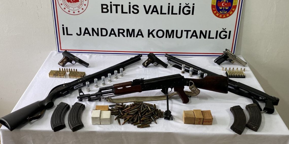 Toplumsal medyada silahlı poz verenlere operasyon