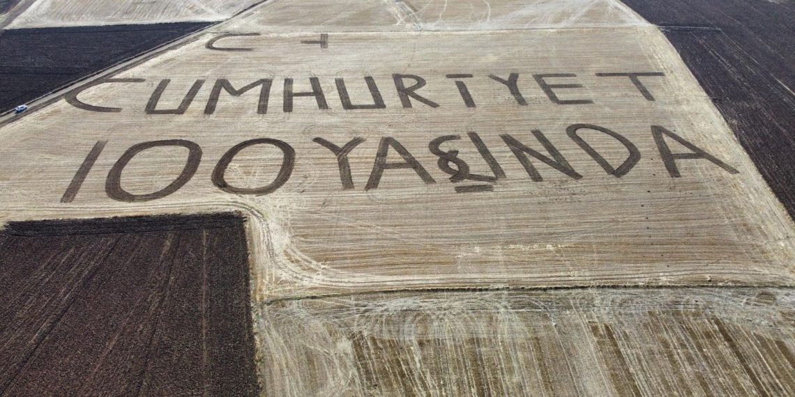 Traktörünü bu kere Cumhuriyet için çalıştırdı