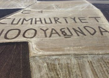 Traktörünü bu kere Cumhuriyet için çalıştırdı