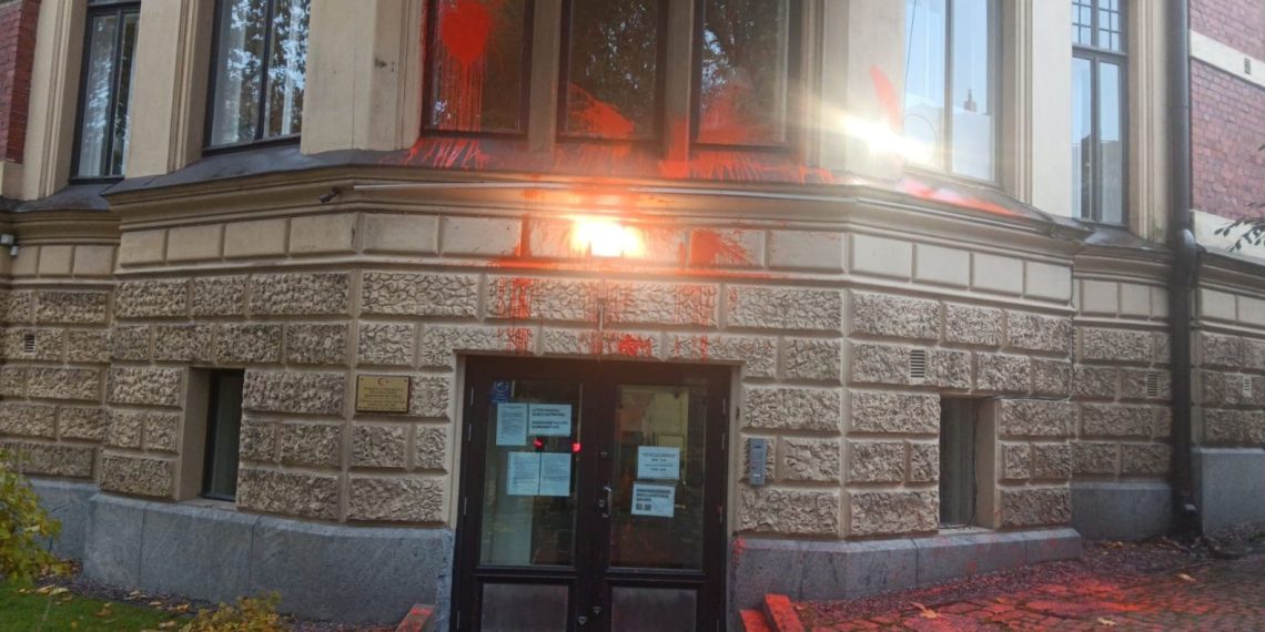Türkiye’nin Helsinki Büyükelçiliği’ne boyalı ve sis bombalı hücum