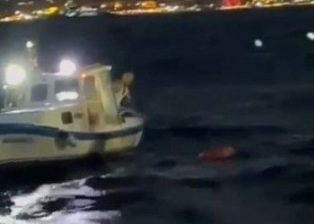 Üsküdar’da denize düşen vatandaşı balıkçılar kurtardı