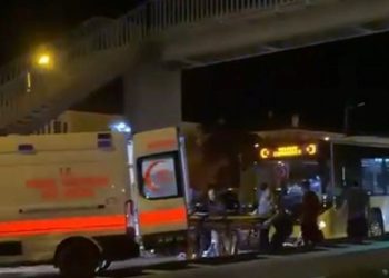 Üst geçidi kullanmayan iki bayana İETT otobüsü çarptı