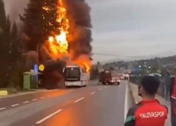Yalovasporlu oyuncuların taşındığı otobüs yandı