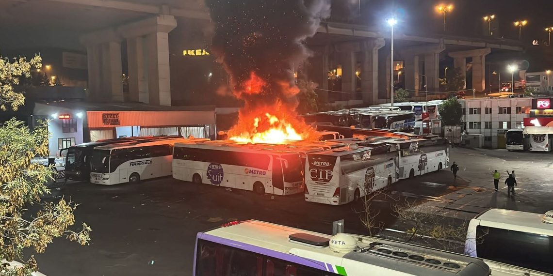 Yolcu otobüsü alev alev yandı