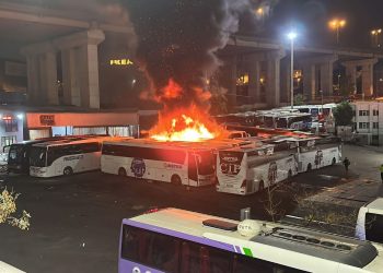 Yolcu otobüsü alev alev yandı