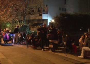 10 bin liralık armağan için akşamdan sıraya girdiler