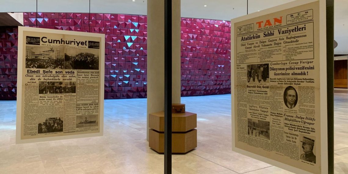 10 Kasım 1938 günü gazeteleri AKM’de sergileniyor