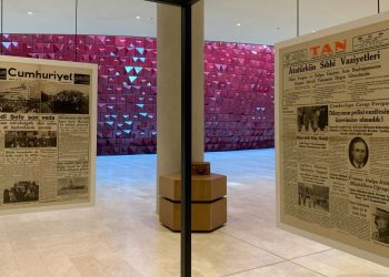 10 Kasım 1938 günü gazeteleri AKM’de sergileniyor