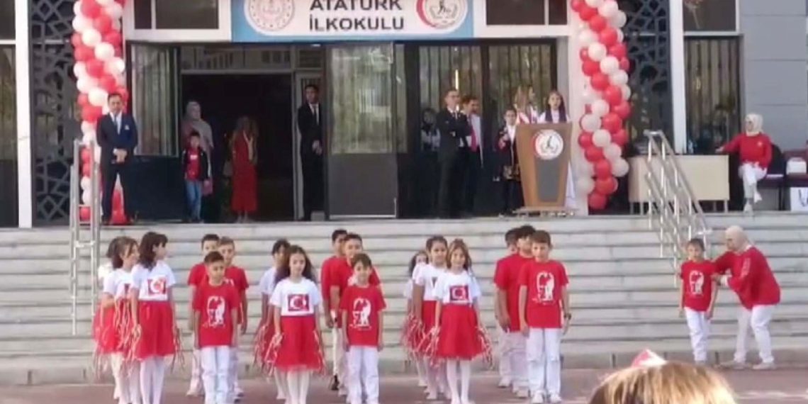 29 Ekim kutlamalarında öğrencisini dışlayan öğretmenin cezası muhakkak oldu